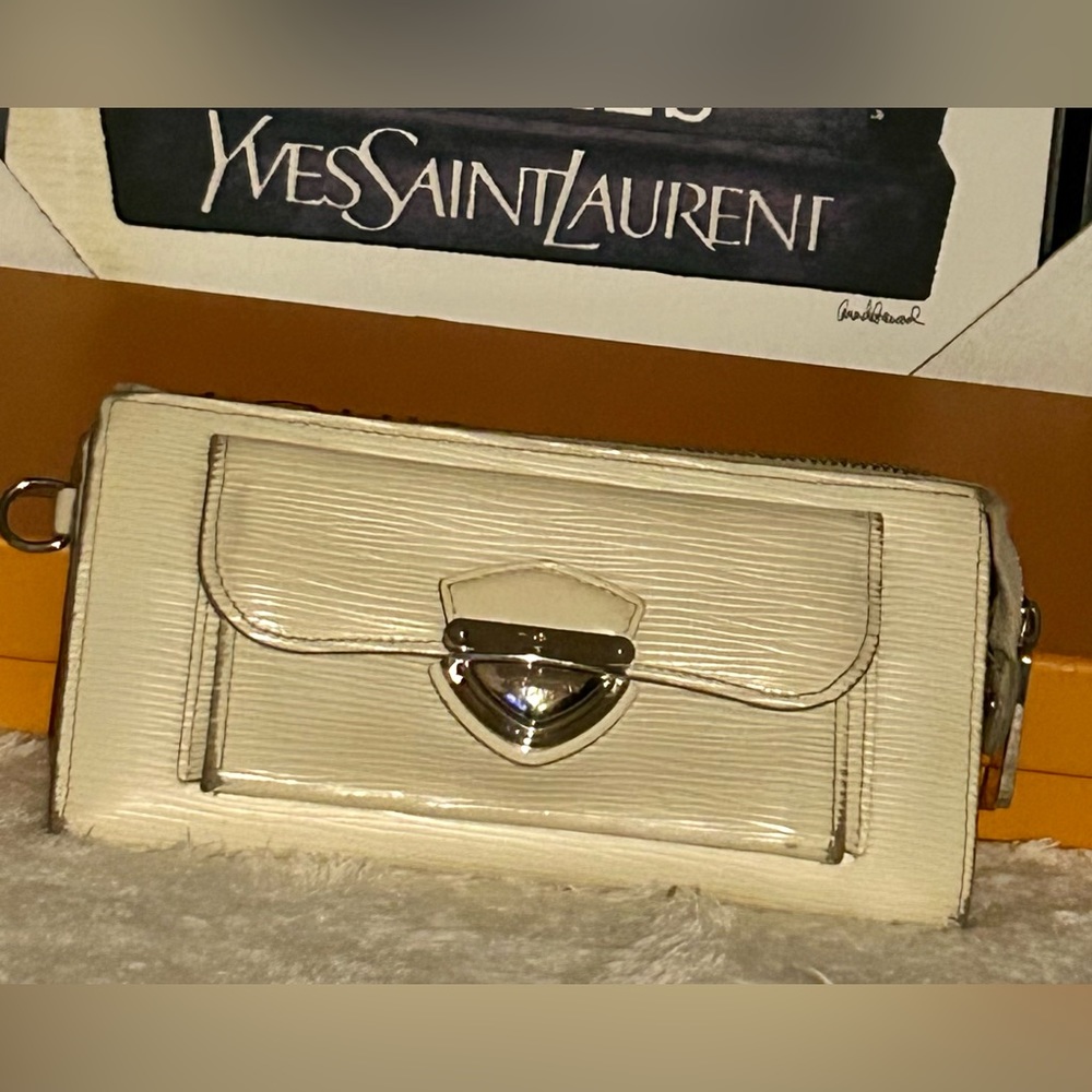 Beautiful LV Ivorie Epi Leather Astrid Wallet in GUC!DC: CT0099 9th Week of 2009